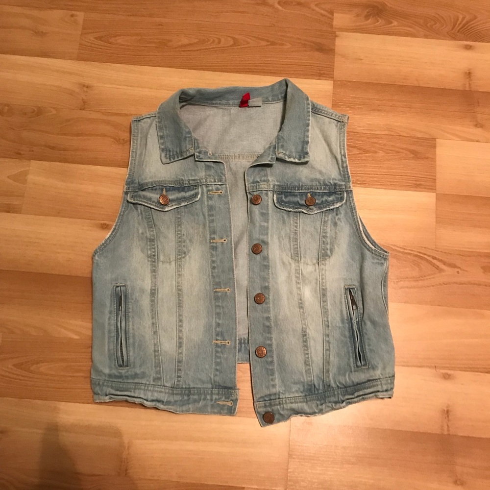 Cute white washed denim vest!
